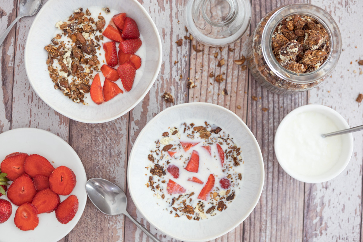 Bowls with granola, strawberries and yogurt.
